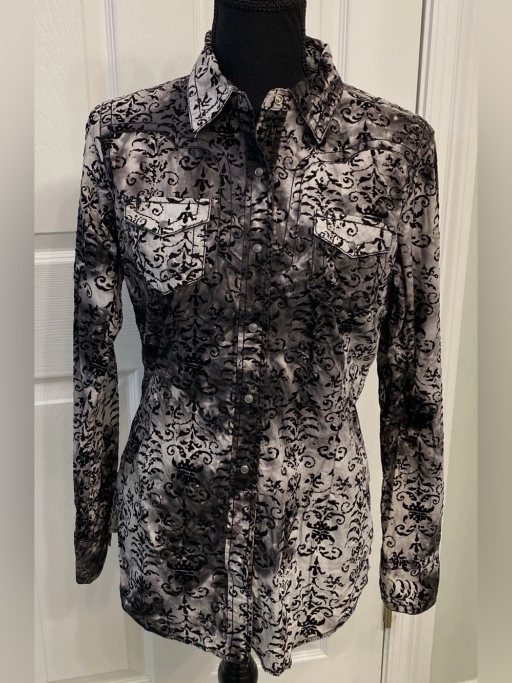 Ariat Women's Medium Fitted Pearl Snap Gray Black Paisley Velvet Shirt